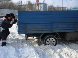 В Запорожской области 12 машин застряли в заносе