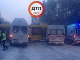 Под Киевом в аварию попал автобус с детьми