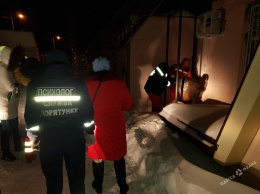 В Одессе психологи и медики спасали бездомного от замерзания