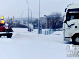 Под Кривым Рогом спасатели помогли мужчине вытащить грузовик из снежного сугроба