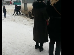 Снежный плен: в Херсоне рейсовый автобус не смог выехать с автостанции