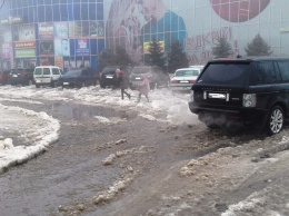 Херсонскому супермаркету "изменила" крыша - всему виной погода (фотофакт)