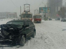 На Клочковской не разминулись трамвай и иномарка: пострадала женщина (ФОТО)
