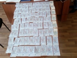 Мужчина попытался дать взятку в размере 8 тысяч гривен одному из руководителей отделения полиции