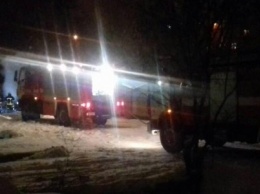 В Запорожье горела ночлежка бездомных: пожар тушили 9 спасателей, - ФОТО