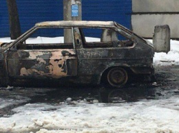 В Одессе горящую машину потушили снегом (ФОТО)