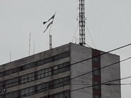 В Мариупольском горсовете пообещали заменить порванные ветром флаги (ФОТО)