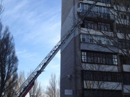 В Запорожье 19 спасателей тушили пожар в многоэтажном доме - ФОТО