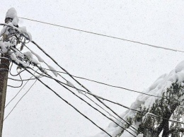 В Киеве оборвались провода и повисли над дорогой (фото)