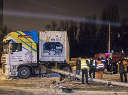 В Киеве грузовик снес столб и перекрыл движение