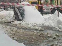 В центре Киева авто провалилось под асфальт (ФОТО)