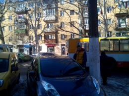 Утреннее ДТП: столкновение троллейбуса с иномаркой в Одессе