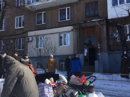 В центре Запорожья рушится многоквартирный дом. Жильцы спешно покидают квартиры