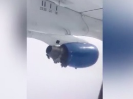 Пассажир заснял посадку киргизского самолета с разрушенным двигателем