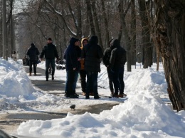 Под зданием суда, где идет дело против Крысина, дежурят полсотни титушек