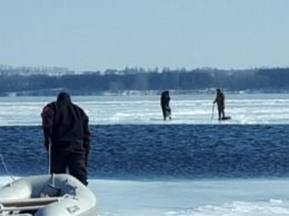 Запорожские водолазы спасли рыбаков, которых унесло на 50 метров от берега, - ФОТОРЕПОРТАЖ