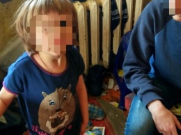 В Одессе мать 4-х детей ищет еду в мусорных баках (ФОТО)