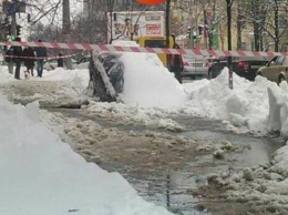 В Киеве автомобиль провалился под землю