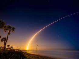 SpaceX вывела на орбиту шеститонный спутник: видео ночного старта