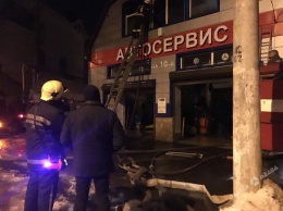 Ночью одесские пожарные спасали авто из горящей СТО
