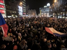 В Чехии проходят митинги против полицейского-коммуниста