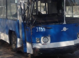 В центре Николаева "Ниссан" подрезал троллейбус и скрылся с места ДТП, - ФОТО, ВИДЕО