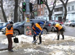 В Одессе снег собирают... ломами (ФОТО, ВИДЕО)