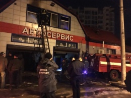 В Одессе горела СТО - тушили тридцать пожарных