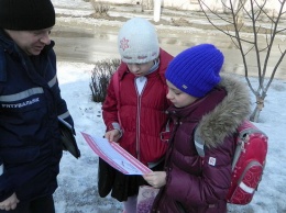 В Днепре на Фрунзенском канале трое девочек провалились под лед