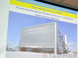 На Одесском морвокзале продолжается ремонт фасада здания