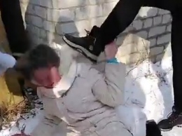 Видео жестокого избиения девочки одноклассницами в России попало в сеть