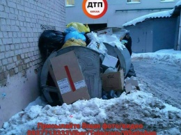 В соцсетях постят фото киевских дворов, заваленных мусором