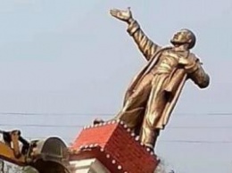 "Ленинопад" продолжается: В Индии снесли памятник Ленину