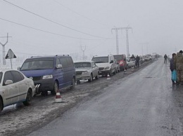 Осторожно, гололед: в районе КПВВ "Гнутово" и "Новотроицкое" ухудшились погодные условия