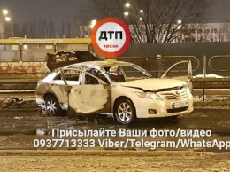Возле станции метро «Лесная» в Киеве гранатой взорвали автомобиль