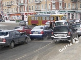 Третий день ада на дорогах Одессы: пробки сковывают город, а таксисты не принимают заказы