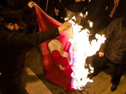 Анкара возмущена сожжением турецкого флага в Греции