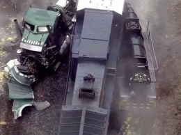 Поезд въехал в грузовик с соляной кислотой в США: 11 пострадавших