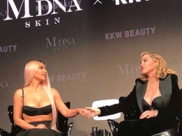 Мадонна засветила грудь, поедая бумагу с Ким Кардашьян
