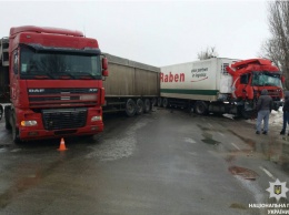 На трассе Киев-Харьков столкнулись четыре грузовика