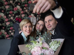 Виталий Кличко поздравил женщин с 8 марта букетом гиацинтов и сирени. Видео