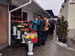 Сегодня на Бердянском рынке цветочный ажиотаж (фото)