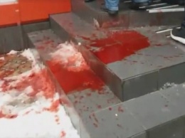 В Виннице активисты облили "кровью" офис БПП