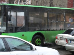 На Алексеевке полиция эвакуирует неправильно припаркованные авто