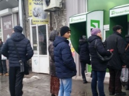 Фотофакт: В Запорожье срочно снимают деньги в банкоматах