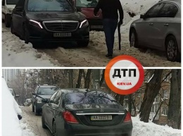 В Киеве водитель "Мерседеса" вышел с ружьем выяснять отношения с авто, перегородившем дорогу