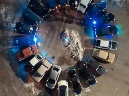 В Бердянске автомобилисты выстроили гигантский цветок из машин, - ФОТО, ВИДЕО