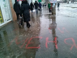 Соцсети: Жители Луганска жалуются на бездействие коммунальщиков во время гололеда (фото)