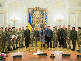Порошенко наградил медалью «За воинскую службу» фельдшера воинской части Нацгвардии в Николаеве