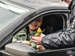 Сегодня в Одессе женщины получали цветы от полицейских